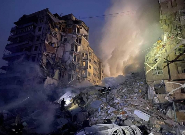 러시아의 미사일 공격으로 파되괸 드니프로 아파트. 우크라이나 국방부는 이 아파트단지가 러시아의 Kh-22 크루즈미사일 공격을 받았다고 밝혔다. ⓒ우크라이나 국방부 트위터