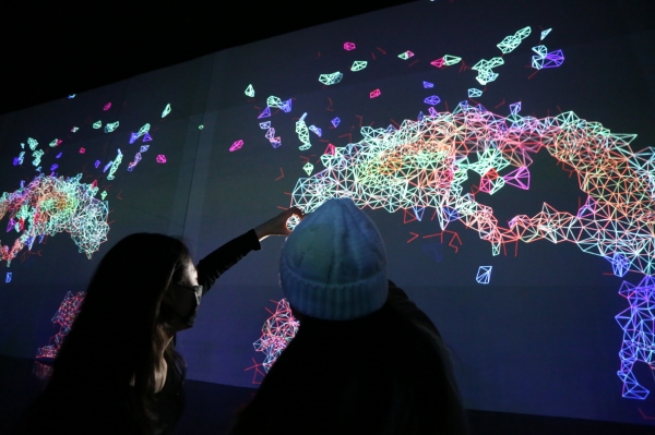 프랑스 디지털 미디어 아티스트 미구엘 슈발리에(Miguel Chevalier)가 서울에서 여는 첫 개인전, ‘디지털 뷰티’가 18일부터 서울 종로구 아라아트센터에서 열린다. 