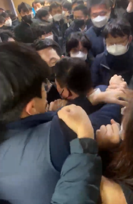 국가정보원 수사관들이 민주노총 본부에 대한 압수수색 영장을 집행하기 위해 본부 사무실을 진입하는 과정에서 민주노총 조합원들과 몸싸움을 벌이고 있다. ⓒ민주노총 유튜브 갈무리