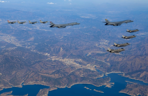 미 공군의 B-1B 전략폭격기가 한반도에 재전개한 가운데 한미 공군이 연합공중훈련을 실시하고 있다.  ⓒ합동참모본부