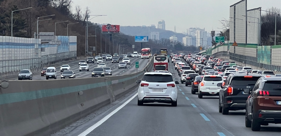 설날인 22일 서울방향 경부고속도로 차들이 줄지어 늘어서 있다. ⓒ홍수형 기자