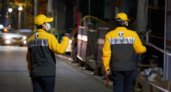 서울시 안심마을보안관이 2인 1조로 야간 순찰하는 모습 ⓒ서울시