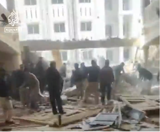 폭탄 테러가 발생한 페샤와르의 이슬람 사원의 내부 모습. 기도하던 사람들이 황급히 밖으로 뛰쳐 나가고 있다.  ⓒaje.io/vs5aqr 트위터