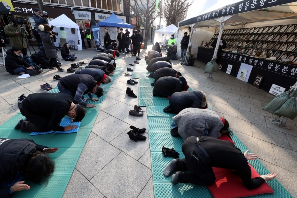 이태원 참사 유가족들이 31일 오전 서울 용산구 녹사평역 인근 이태원참사 희생자 합동분향소에서 희생자들의 안식을 기원하는 159배를 하고 있다.