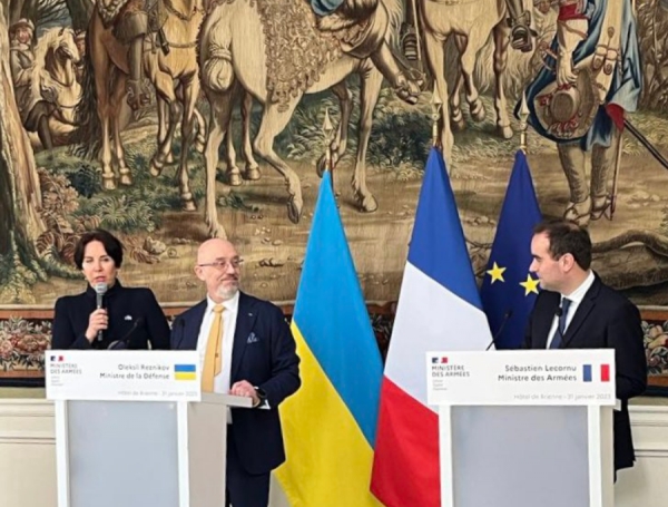 세바스티앙 르코르뉘(오른쪽) 프랑스 국방부 장관과 올렉시 레즈니코프 우크라이나 국방부 장관이 지난달 31일(현지시각) 프랑스 파리의 국방부에서 회담을 마치고 공공 기자회견하고 있다.  ⓒ우크라이나 국방부 트위터