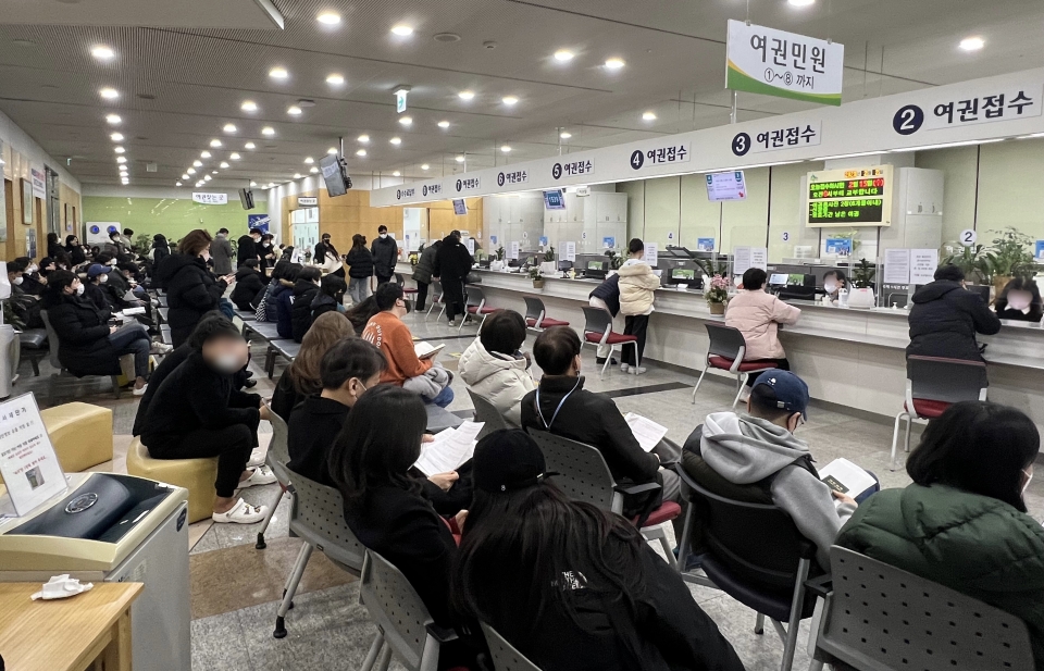 2일 경기도 성남시 성남시청 여권민원실이 설 연휴 이후에도 여권을 발급 하려는 시민들로 북적이고 있다. ⓒ홍수형 기자