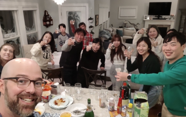 알렉스 컴파나 부부와 함께 파티를 즐기고 있는 한국 관광객들 ⓒ알렉스 컴파나 페이스북
