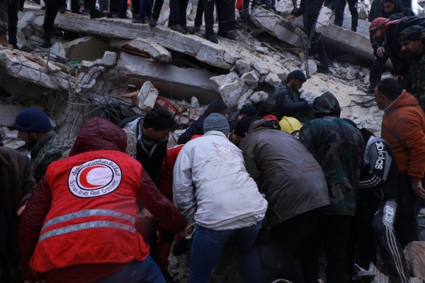지난 6일 튀르키예 동남부에서 발생한 대형 지진으로 피해를 입은 시리아에서 시리아적신월사 직원과 봉사원들이 구호활동을 펼치고 있다. ⓒ시리아적신월사