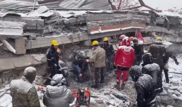 튀르기예 구조대가 눈이 내리는 가운데 무너진 건물에서 구조작업을 하고 있다. ⓒ튀르기예 비상재난관리청 트위터
