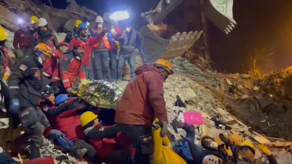 튀르기예 지진 115시간만인 10일(현지시각) 16세 소년 카밀 칸이 구조되고 있다. ⓒ튀르기예 비상재난관리청 트위터