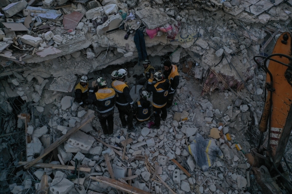 시리아 민방위대 화이트헬멧이 무너진 건물에서 구조작업을 벌이고 있다. ⓒ화이트헬멧 트위터