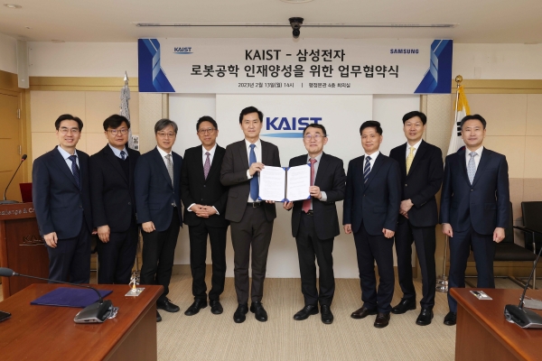 삼성전자와 KAIST는 13일 대전에 위치한 KAIST 본원에서 ‘삼성전자 로보틱스 인재양성 프로그램’ 신설 협약을 체결했다. ⓒ삼성전자
