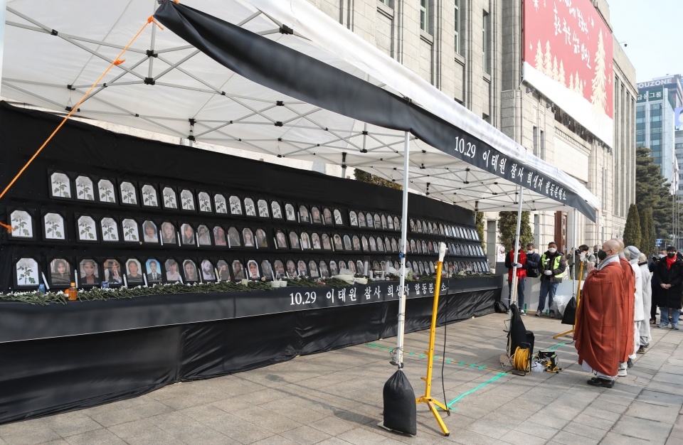 6일 서울 중구 서울시청 광장에 이태원 참사 유가족들이 이태원 참사 100일을 맞아 분향소를 설치했다. ⓒ홍수형 기자
