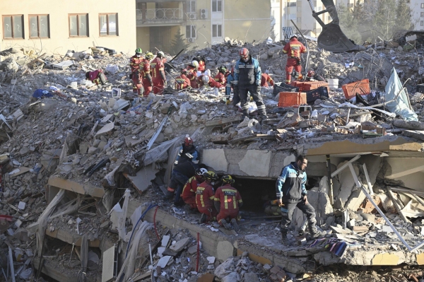 튀르기예 구조대원들이 무너진 건물 잔해에서 구조작업을 하고 있다 ⓒ튀르기예 비상재난관리청 트위터