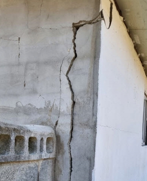 충북 괴산군은 29일 오전 8시27분께 규모 4.1의 지진이 발생한 장연면 장암리의 한 주택 벽에 균열이 생겼다는 신고를 접수했다. 사진은 균열이 생긴 건물 외벽. ⓒ괴산군 제공