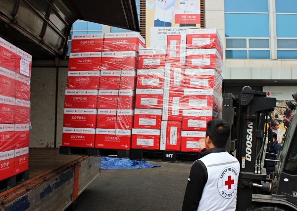 대한적십자사 서울특별시지사는 튀르키예의 신속한 피해복구를 위해 16일 긴급구호물품을 지원했다. ⓒ대한