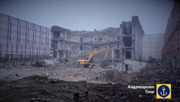 지난해 3월 6일 러시아군의 미사일 공격으로 600명이 사망한 것으로 추정되는 마리우폴 극장. 마리우폴을 점령한 러시아군이 최근 이 극장을 철거하고 있다. 우크라이나는 전쟁범죄에 대한 증거를 없애기 위해 극장을 철거했다고 주장했다. ⓒ우크라이나 국방부 트위터