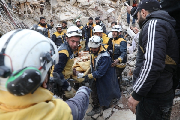 시리아 민방위대가 지진으로 무너진 건물에서 생존자를 구조하고 있다. ⓒ시리아민방위대 트위터