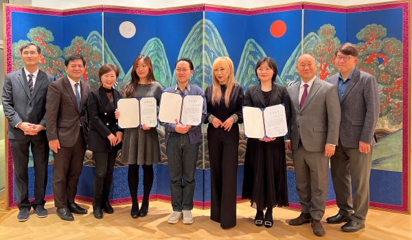 소프라노 조수미가 오스트리아에서 수학 중인 한국 청년 음악가들에게 장학금을 지원했다. 장학금 수여식은 지난 2월17일 주오스트리아 한국문화원에서 열렸다.  ⓒ에스비유(SBU & Partners) 제공