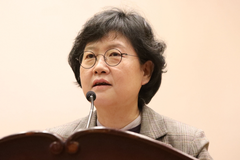 20일 서울 여의도 국회의사당 의원회관에서 한국여성유권자연맹이 개최한 '제37차 정기총회 및 남녀동등참여 실현을 위한 프로그램'에서 이은주 한국여성정치연구소장이 발언을 하고 있다. ⓒ홍수형 기자