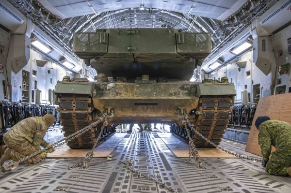 서방이 지원할 탱크가 수송기에 실리고 있다. ⓒ우크라이나 국방부 트위터