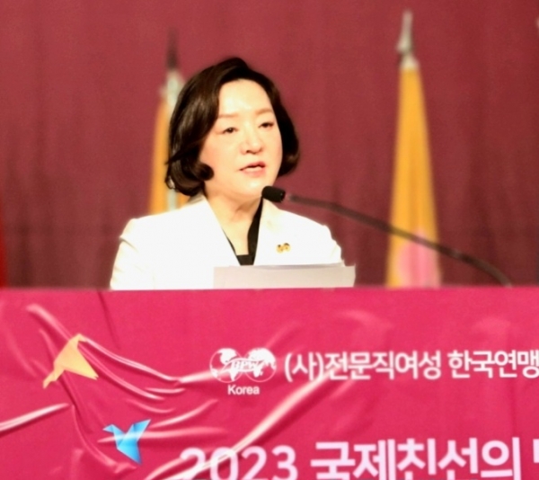 지난 24일 서울 중구 더플라자호텔에서 전문직여성한국연맹이 개최한 '2023 국제 친선의 밤'에서 장영자 BPW한국연맹 회장이 발언하고 있다. ⓒ홍수형 기자