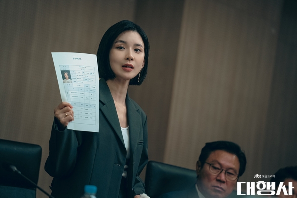 JTBC 드라마 ‘대행사’에서 광고대행사 최초 여성 임원 고아인 역을 맡은 이보영.