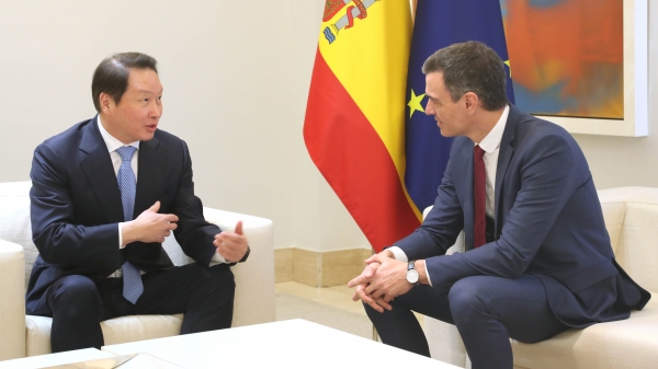 최태원 대한상공회의소 회장(왼쪽)과 페드로 산체스(Pedro Sánchez) 스페인 총리가 환담을 하고 있다. ⓒ대한상공회의소