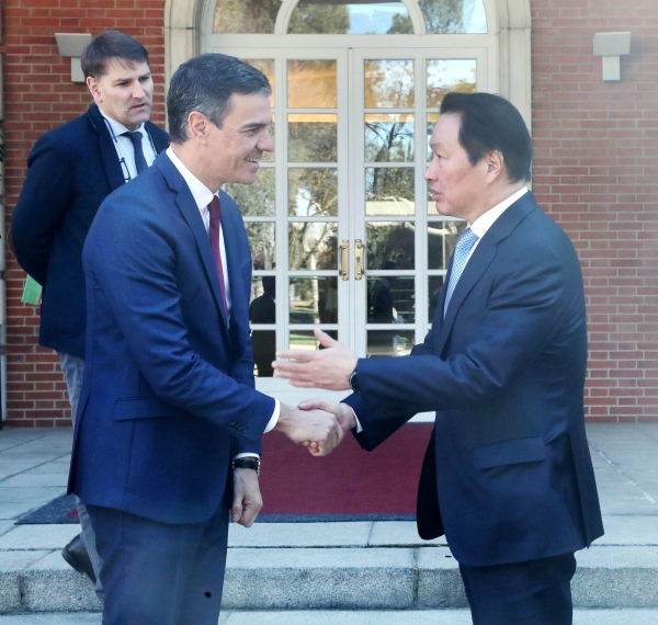 최태원 대한상공회의소 회장(오른쪽)과 페드로 산체스(Pedro Sánchez) 스페인 총리가 환담을 하고 있다. ⓒ대한상공회의소