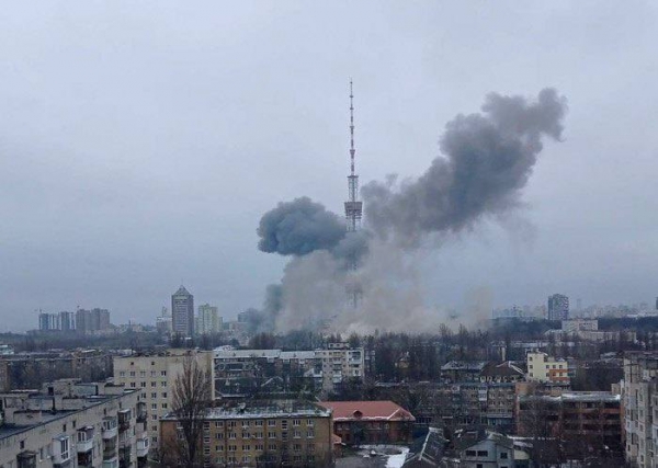 러시아군의 미사일 공격을 받은 키이우에 연기가 솟아 오르고 있다. ⓒ우크라이나 국방부 트위터