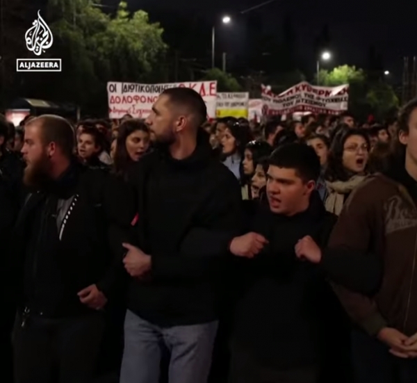 열차 충돌 사고가 일어난 이튿날인 1일(현지시각) 시민들이 아테네 헬레닉트레인 본사에서 항의시위를 벌였다. ⓒ알자지라 TV 화면 갈무리