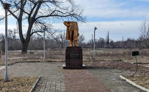 바흐무트 남쪽 차시브 야르에 세워진 러시아의 작가 막심 고리키의 동상이 파괴됐다. 러시아 혁명을 다룬 '어머니'는 우리나라에도 잘 알려져 있다. 우크라이나는 러시아군이 다른 나라를 파괴하기 위해 스스로를 파괴했다고 주장했다.  ⓒ우크라이나 국방부 트위터