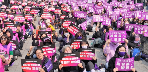 세계여성의날을 기념해 여성노동자들이 한데 모여 노동시장 유리천장을 깨부수고 거리로 행진했다. ⓒ박상혁 기자