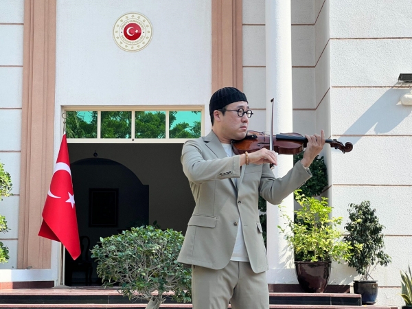 연주하는 바이올리니스트 원형준씨(사진=주 두바이 터키 총영사관 제공)