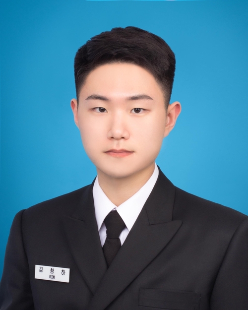 국군간호사관학교 개교 이래 처음으로 남성 생도가 수석 졸업에 해당하는 대통령상을 받았다. 주인공 김창하(22) 해군 소위. ⓒ국방부 제곹