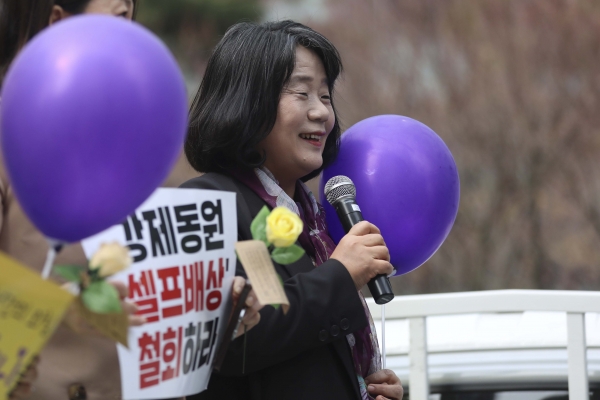 무소속 윤미향 의원이 세계여성의 날인 8일 서울 종로구 주한 일본대사관 앞 평화로에서 열린 제1586차 일본군성노예제 문제해결을 위한 수요시위에서 발언을 하고 있다