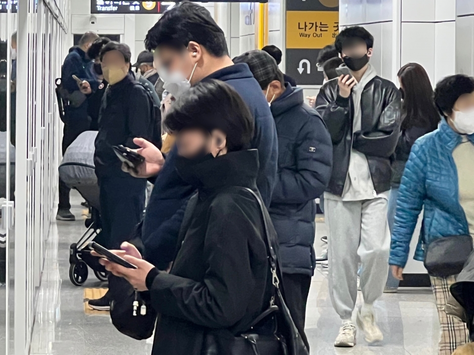 9일 서울 강남구 신논현역에서 시민들이 지하철을 기다리고 있다. ⓒ홍수형 기자