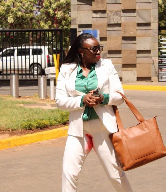 케냐의 글로리아 오워바 상원의원이 지난달 14일 붉은 핏자국이 묻은 바지를 입고 출근했다. 사진=트위터 캡처