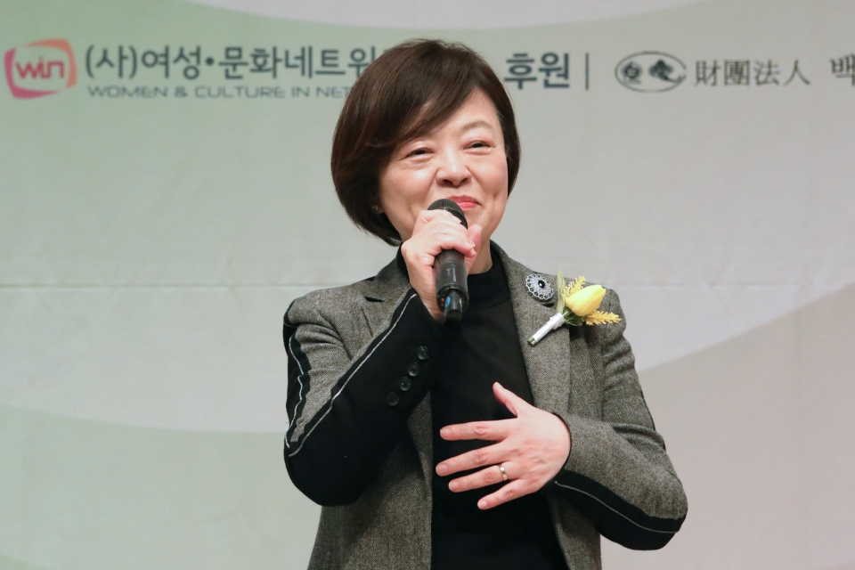 여성신문이 10일 서울 중구 한국프레스센터에서 '제20회 미래를 이끌어갈 여성지도자상' 시상식을 개최했다. 진선미 더불어민주당 의원이 축사를 하고 있다. ⓒ홍수형 기자
