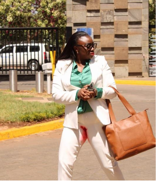 케냐의 글로리아 오워바 상원의원이 지난달 14일 붉은 핏자국이 묻은 바지를 입고 출근했다.  ⓒ글로리아 오워바 트위터