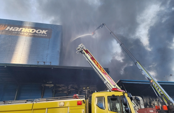 13일 오전 대전시 대덕구 한국타이어 공장에서 불이 나 소방대원들이 화재진압을 하고 있다.   ⓒ소방청 제공