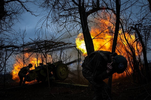 우크라이나군이 러시아군을 향해 포격하고 있다. ⓒ우크라이나 국방부 트위터