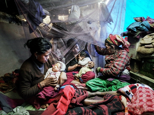 2015년 4월 네팔 대지진 당시 붕괴된 집에서 나와 대피소에서 지내는 여성들과 아기들. 이 작은 대피소에서 12명의 가족이 함께 생활하고 있다. ⓒUN Women/Piyaviy Thongsa-Ard