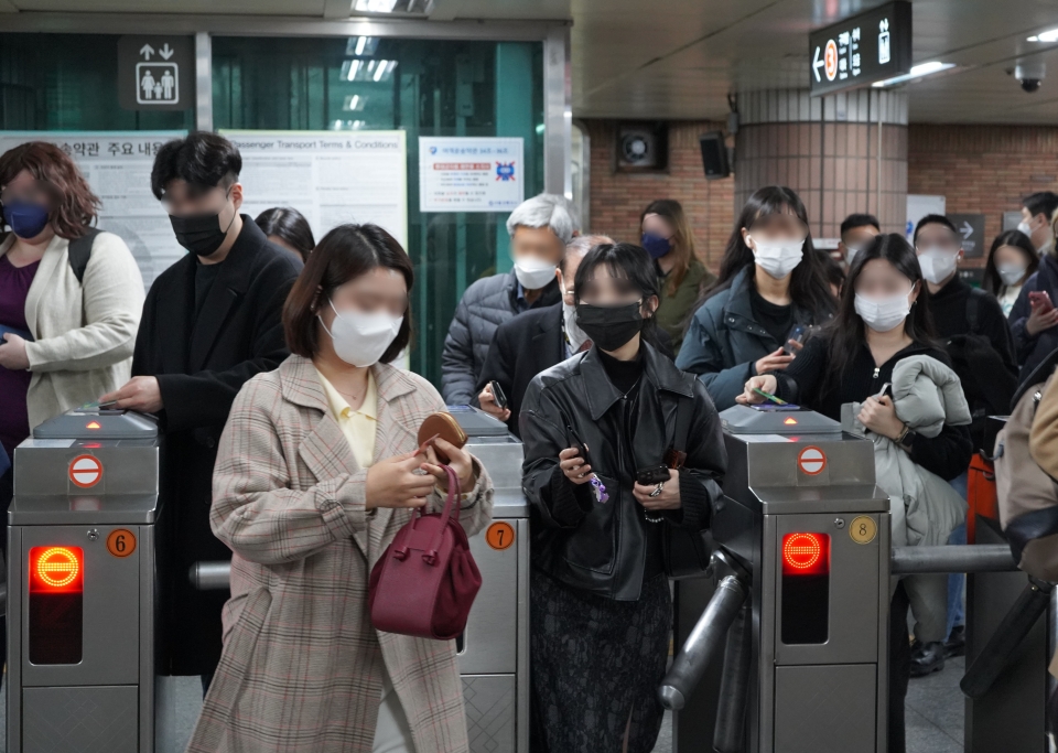 15일 서울 종로구 안국역에서 마스크 착용한 시민들이 개찰구를 지나고 있다. ⓒ홍수형 기자