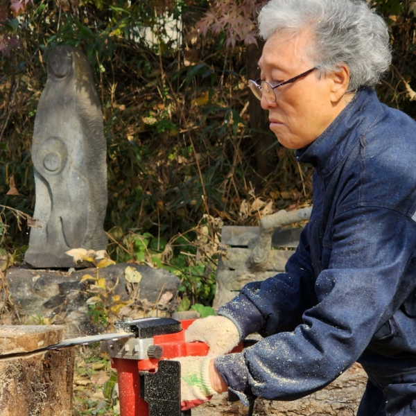 한국 1세대 여성 조각가, 80대에도 왕성하게 작업하는 김윤신 작가. ⓒ서울시립미술관 제공