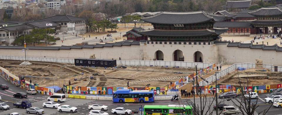 광화문 월대 발굴조사 현장에서 일제강점기 전차 철로가 발견되어 15일 서울 종로구 광화문 일대에 발굴 현장 관계자들이 공개를 앞두고 분주하게 움직이고 있다. ⓒ홍수형 기자