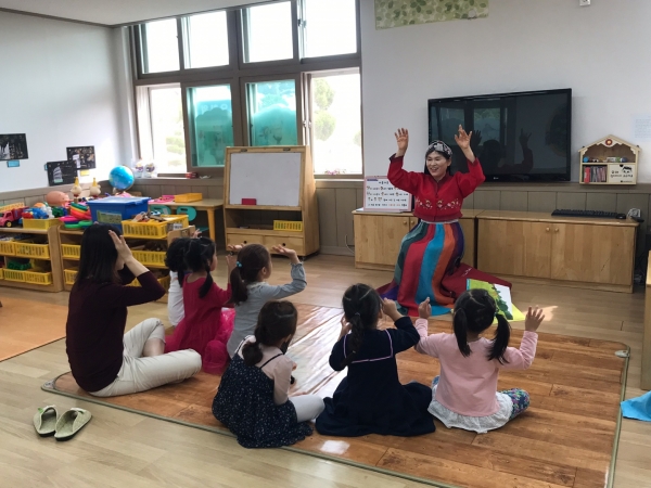 전북 부안의 최성순 이야기할머니가 위도초등학교 병설유치원을 찾아 아이들에게 옛이야기를 들려주는 모습 ⓒ한국국학진흥원
