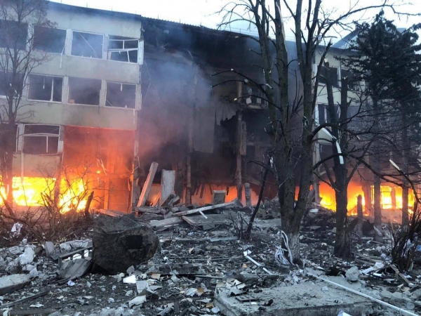 우크라이나 동부 도네츠크의 한 건물이 러시아의 공격으로 불타고 있다. ⓒ우크라이나 국방부 트위터