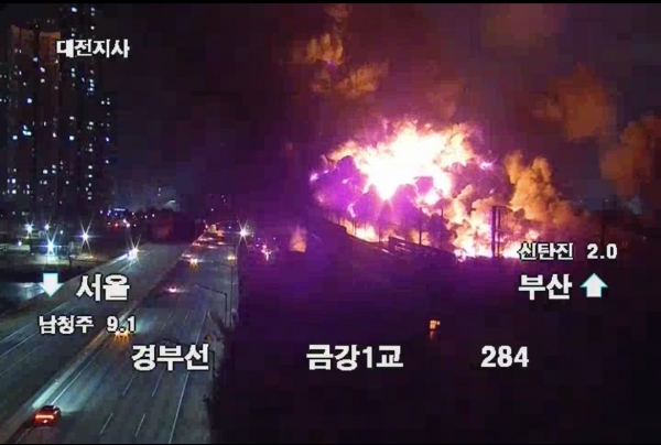 12일 오후 10시 9분쯤 대전 대덕구 목상동에 있는 한국타이어 공장에서 화재가 발생했다. 사진은 경부고속도로 금강1교 CCTV에 잡힌 화재현장의 모습 ⓒ고속도로CCTV 캡처