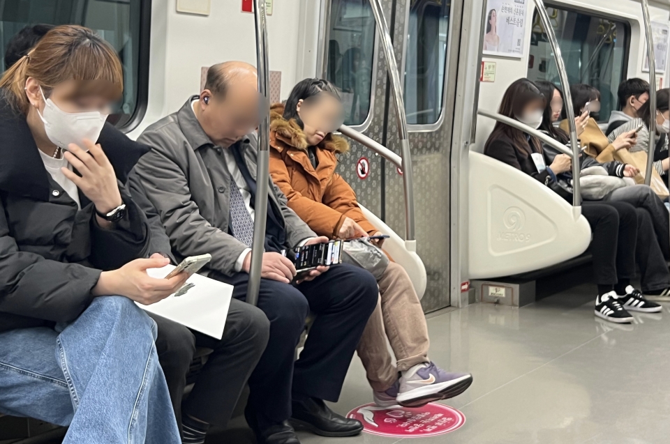 20일 서울 9호선 개화행 지하철 내부에 마스크 착용 의무 해제 후 몇 시민들은 마스크를 벗고 앉아 있다. ⓒ홍수형 기자